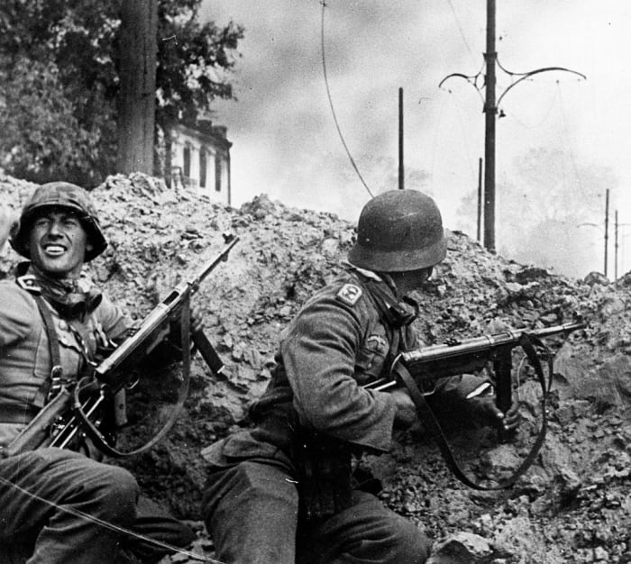 German soldiers of the 24th Panzer Division in action during the fighting for the southern station of Stalingrad Propaganda-Kompanie Geller - Berliner Illustrierte Zeitung 1 ottobre 1942