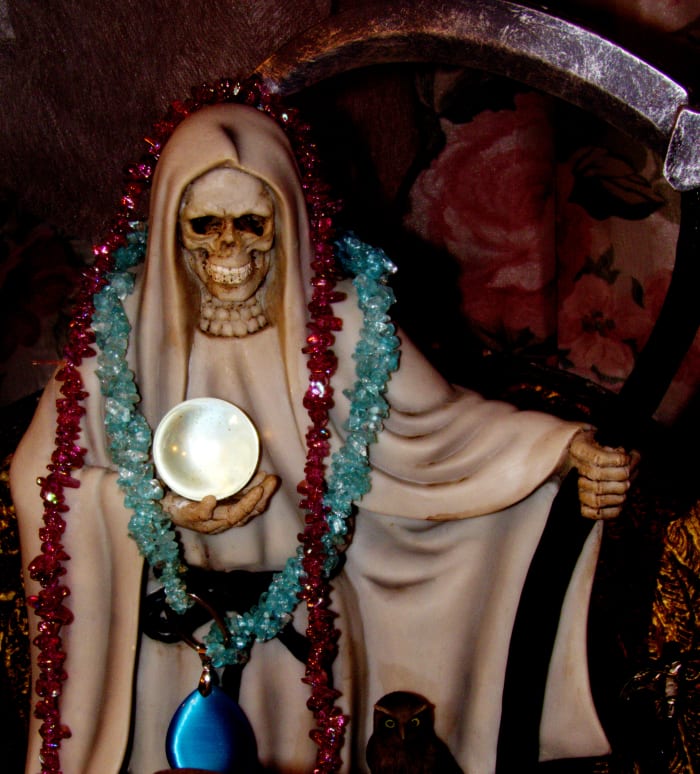 I like making my pretty girl jewelry and adoring her statues. The white aspect adores her pretties as she sees them.