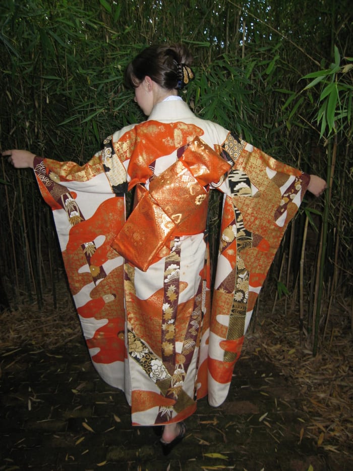 A furisode kimono with long sleeves is the most formal kind of kimono for unmarried women, or women under the age of 20.