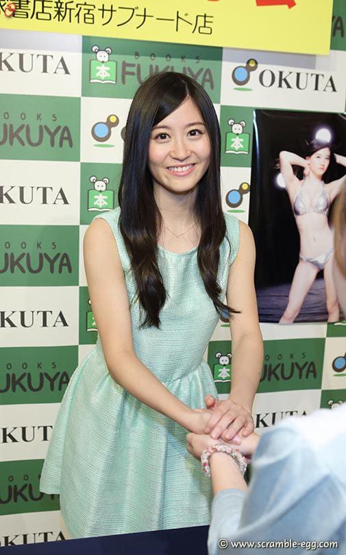NMB48 idol Kei Jonishi greets a fan during an event at a bookstore.