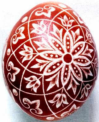 The Scratch-carved egg, dyed with onion skin, was decorated by Emese Kerkay ; photo: Kerkay Laszlo