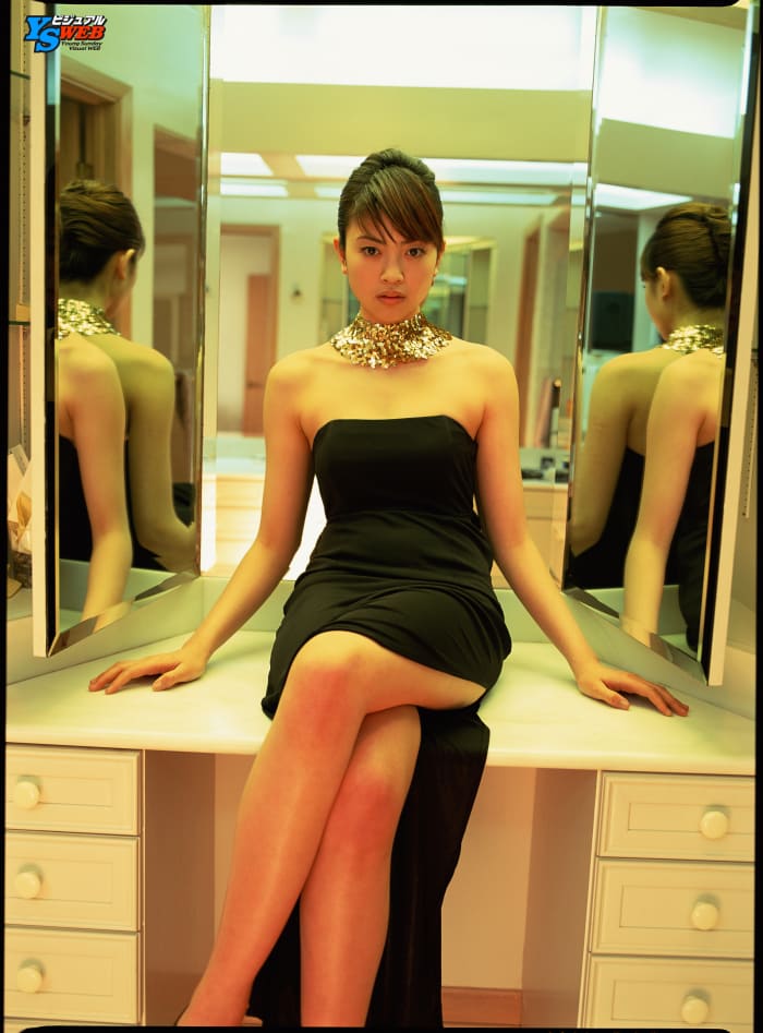 This photo of Nana Katase is from Young Sunday Web Issue #10. The theme of this photo shoot is "walking on the rainbow."