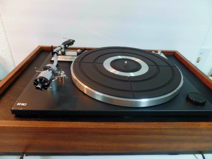 The well designed rubber mat on the CM-29 platter has been impregnated with long lasting and safe for the LP's anti-static compounds to prevent any static electricity from building up.