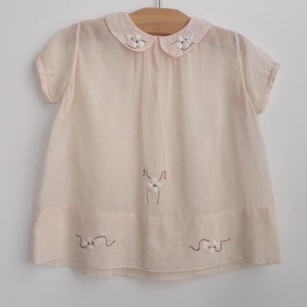 "Belle Heir" dogwood dress c. 1940 pale peach lightweight cotton gauze smock dress with peter pan collar. finished with beautiful dogwood applique + embroidery. one snap closure in back. Sh: 10.5" L: 15" Item No: