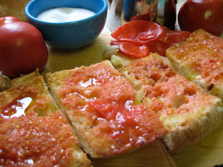 The normal 'desayuno' (breakfast) of peasant bread liberally doused in olive oil, garlic, salt and fresh crushed tomatoes, seemed horrendous at the time, although over the years it has become a favourite of mine whenever we travel.