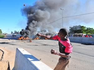 Zandspruit, a so-called informal settlement northwest of Johannesburg, exploded in anger and tires were burnt to block the roads and youth were throwing sones and objects at traffic and police