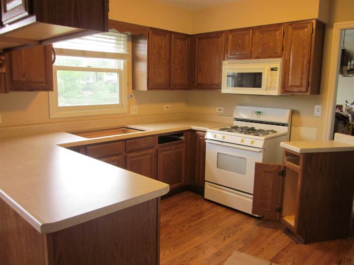 New counter top in! Once the cabinet to the right of the stove was moved a little it fit just perfectly!