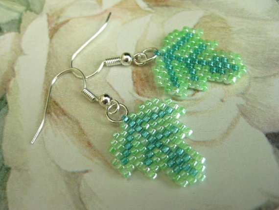 Petite Leaf Beadwoven Peyote Earrings: Use a contrasting color to create veins for your leaves.