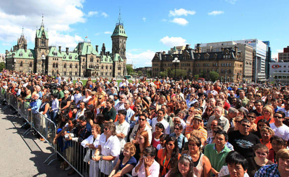 Large crowd gathered on Parliament Hill to see NDP Leader Jack Layton's coffin leave Ottawa, August 25, 2011.