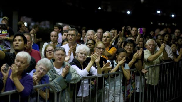 Crowds applaud as the casket containing NDP leader Jack Layton arrives at Toronto's City Hall on Thursday August 25, 2011, to lie in repose ahead of Saturday's state funeral.