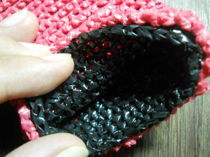 Cell phone cozy - the black stitches are the sc's in the odd rows, while the pink stitches are the crab stitches on the even rows.