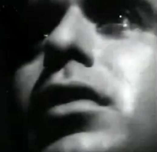 Another great rendition by Mohammad Rafi, exemplifying how classical music touches your heart. It is featured on the legendary pair of Dillip Kumar and Madhubala, and wonderfully depicts the human guilt complex on screen!