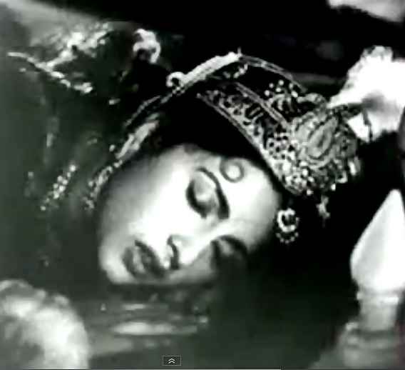 A great duet, based on Raga Bageshwari by Hemant Kumar & Lata Mageshkar. It is featured on Beena Rai & Pradeep Kumar in a beautiful courtesan dance sequence.