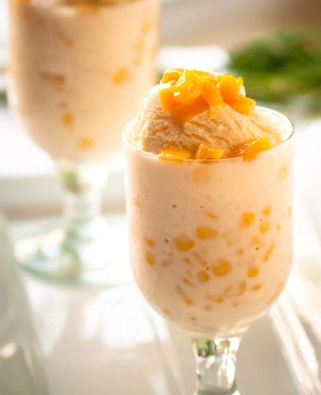 Tired of the usual mais con yelo? Add a little twist to your summer treat by putting a scoop of ice cream on top. OMNOMNOM!~