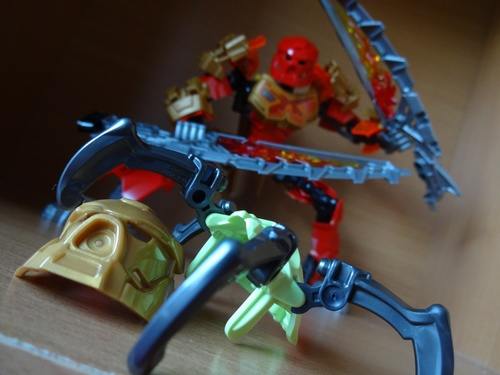 Tahu fights a vicious Skull Spider, a shameless incarnation of 2002's Krana, though Lego wasn't so wise as to give these face-huggers their own Bohrok.