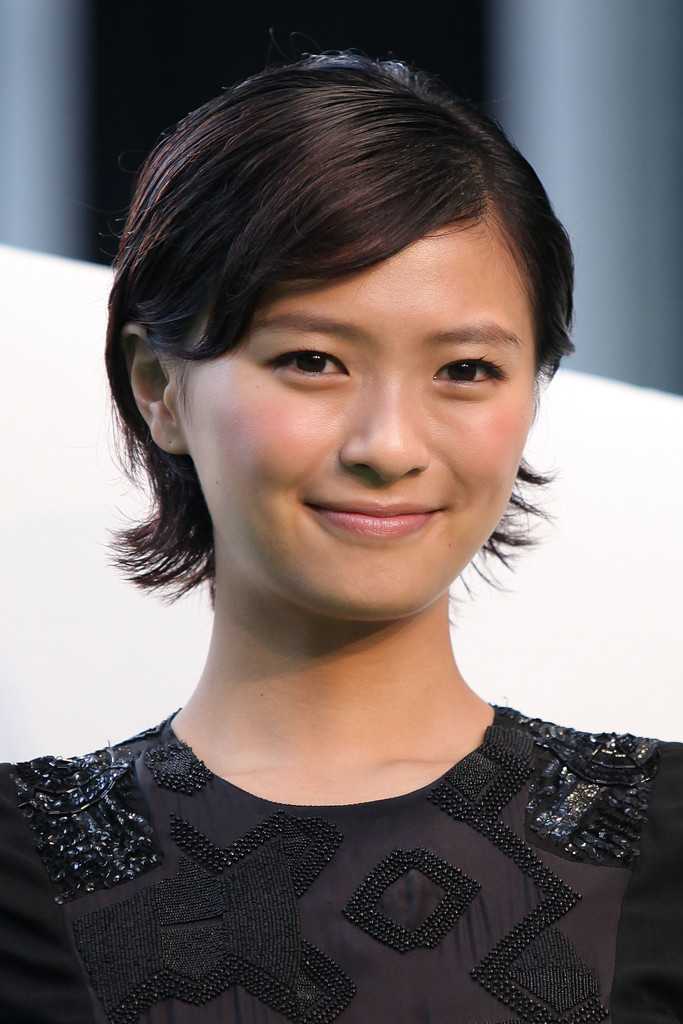 Japanese actress and fashion model Nana Eikura attends the 2011 Tokyo International Film Festival with short hair. She shows her beauty and fashion sense here!