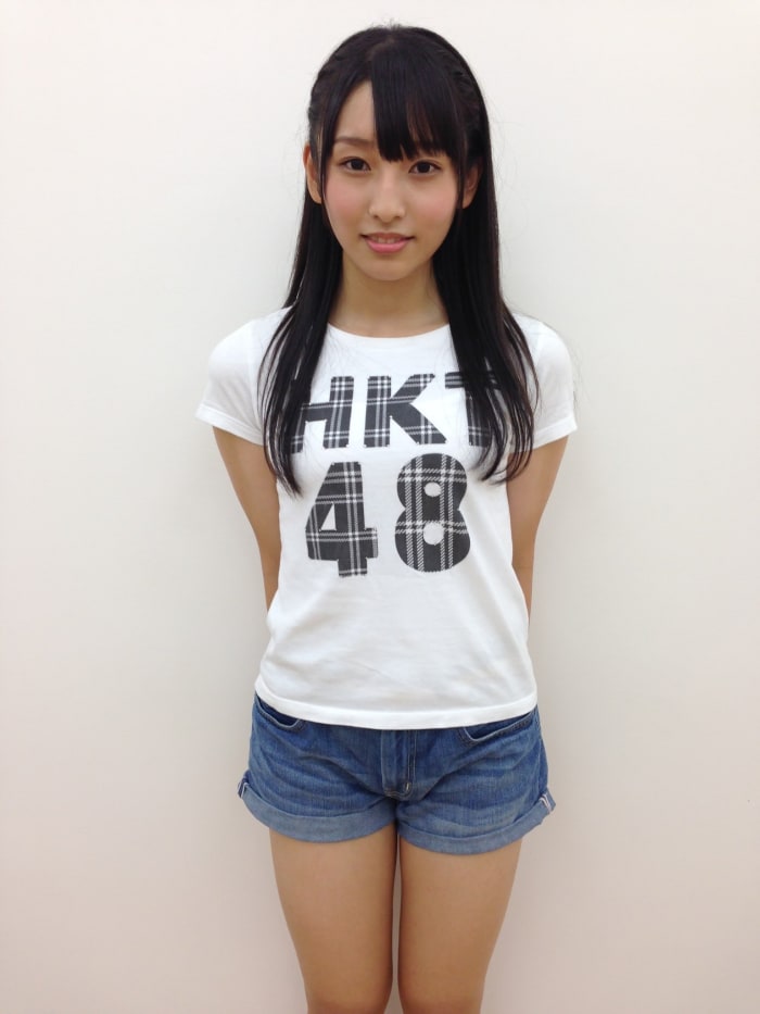 Sae Kurihara wearing an HKT48 t-shirt with pride.