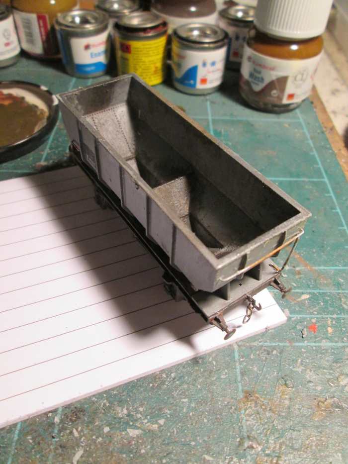 Three-quarter view of the second wagon. Subtle is sometimes better, with dark weathering along the underframe side (a mix of anthracite, dust and dark rust)