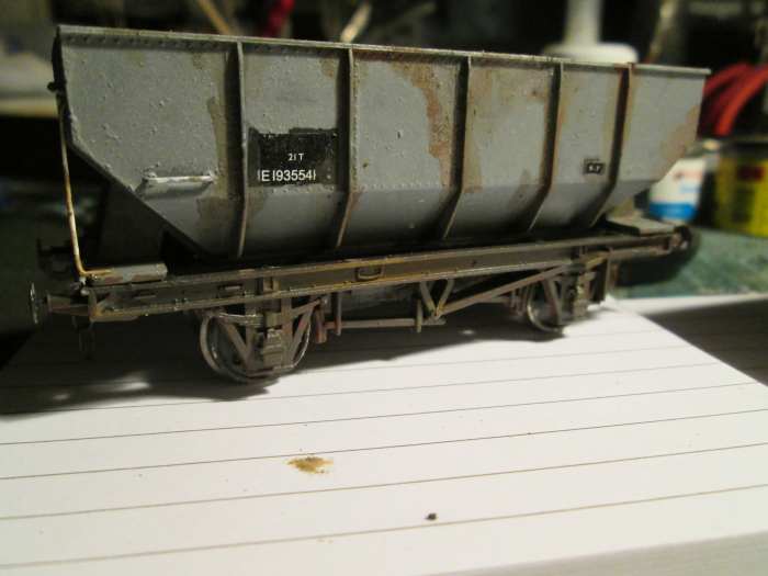 Lightly weathered wagon, perhaps recently out-shopped after maintenance and a paint job. Less obvious is the oil stain around the brake linkage (Humbrol Wash)
