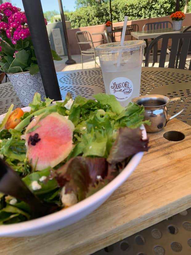 Lola's delicious house salad. A very popular dish, highly recommended by regulars to the establishment. Isn't it beautiful?
