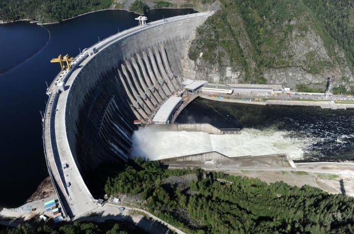 The Sayano-Shushenskaya hydroelectric power dam after the disaster - the destructed part of the turbine house is visible (ALEXANDER NEMENOV/AFP/Getty Images)