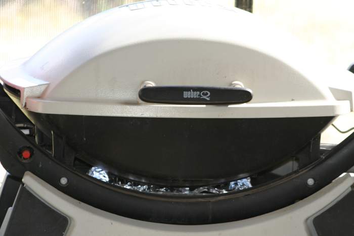 This type of barbecue is great for cooking off grid. When the lid is closed it contains the heat like an oven. It runs on LPG (propane gas).