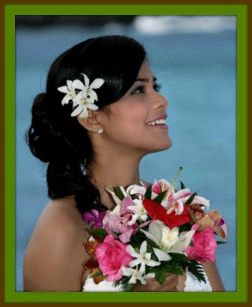 With such beautiful subject matter, it is no wonder these Hawaiian head bust became very popular in the 1950s and the1960s, and are very collectable today.