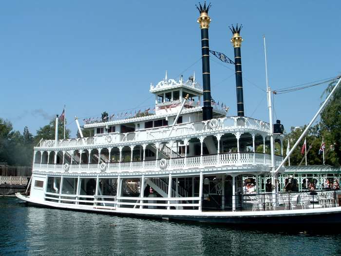 A riverboat like the one that Tom and Huck would have travelled in.