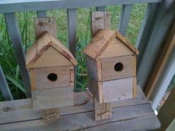 Two birds with one stone or two bird houses from one one pallet? These reclaimed pallet wood birdhouses are durable and have rustic charm.