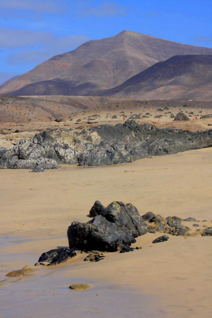 Water's edge, the beach of Playa del Pozo and a beautiful backdrop - what more could one wish for on a resort vacation?