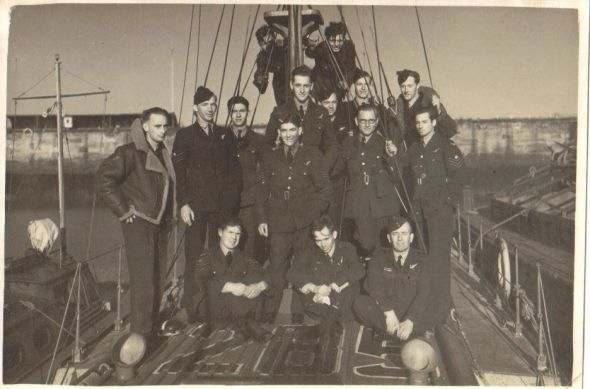 Top row standing (ignoring the two guys hanging on the mast). from L to R; Ron Last, Pete Balderston, unknown, Roger Nelson, Cliff Trotman, Les Anderson, Geoff Coombes. 2nd row s