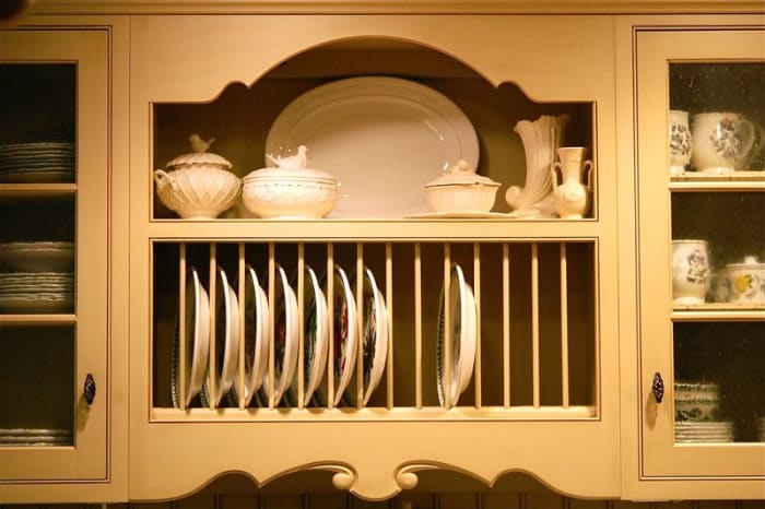 traditional style plate rail for the kitchen - this design is exceptionally charming with the intricate molding and edgings