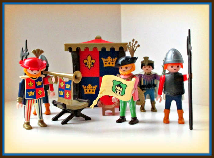 Here is a nice set of Playmobil figures from the 1993 era of Castles. You have a Prince, a Knight, a Scribe an much more.