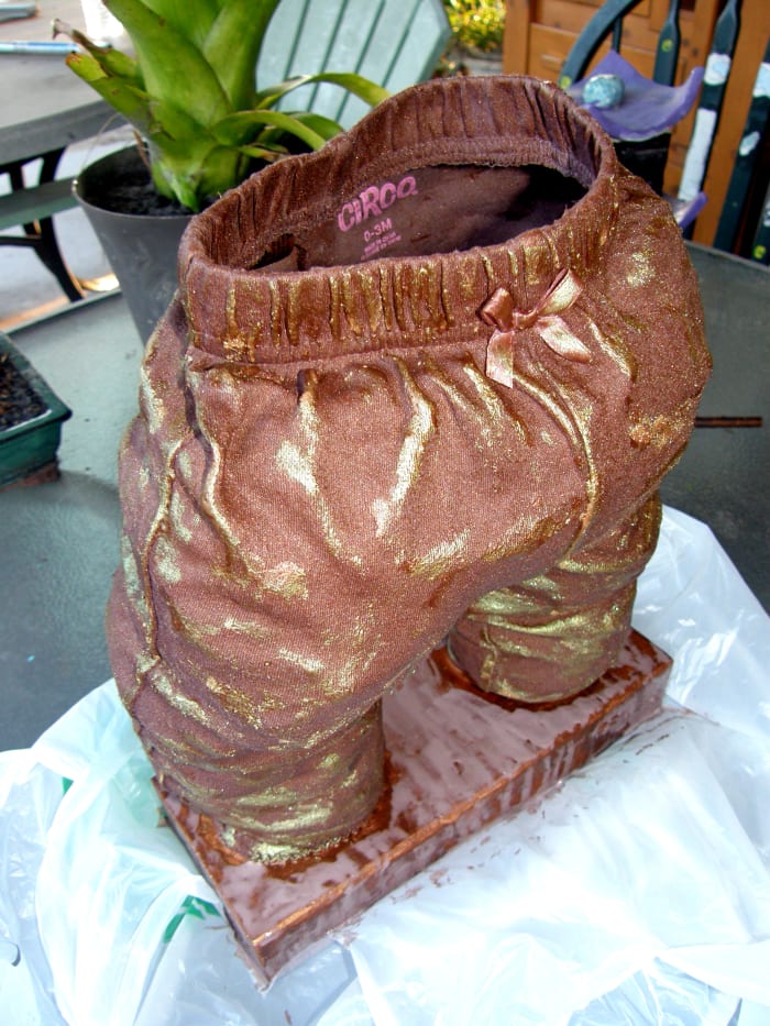 The sculpture is completely dry and I have removed the plastic bags from the inside. The base has also been painted. Golden and copper powdered pigments have been added for highlight effects.