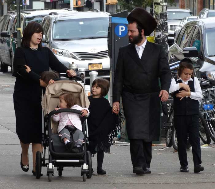 Picture of a Hasidic family in New York.