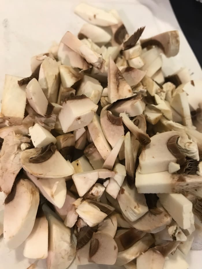 Any number of mushrooms work - choose what you like best. Button mushrooms are usually least expensive, but baby bellas or crimini mushrooms are fabulous for their richer flavor.