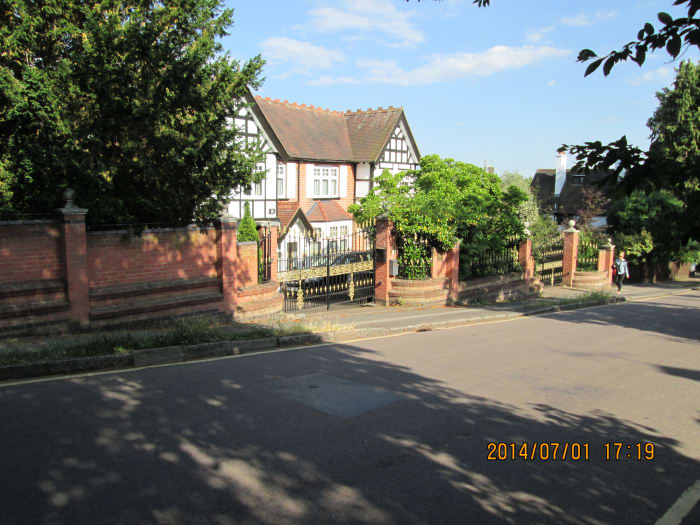 ... as this one would be, with its ornamental gates. How about stumping up £500,000 or £750,000 for this 'des res'?