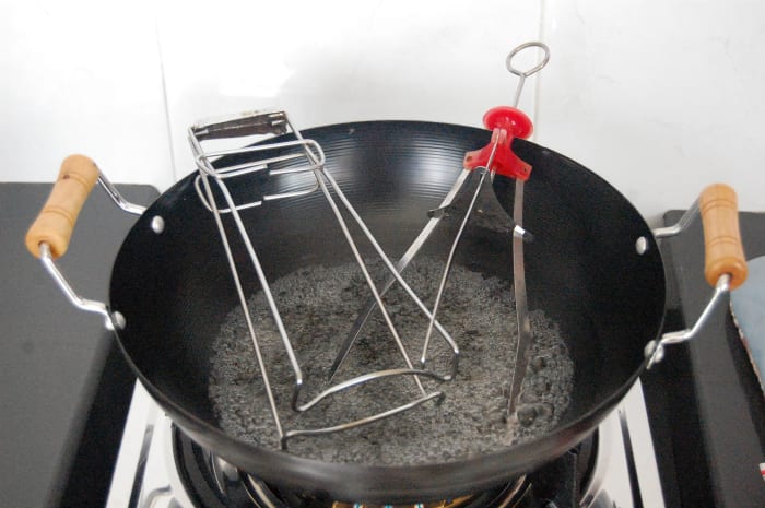 Hot Bowl or Dish Holders are useful kitchen utensils to help you remove hot bowls or dishes of steamed food from the steaming trays