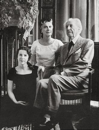 Wright with his wife, Olgivanna, and daughter Iovanna (left) in 1957. commons.wikimedia.org/wiki/File:Frank Lloyd Wright