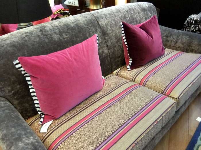 6. Another tip on decorating with throw cushions: This photo shows how throw cushions with black and white trims, contrasted well with the main cushion color