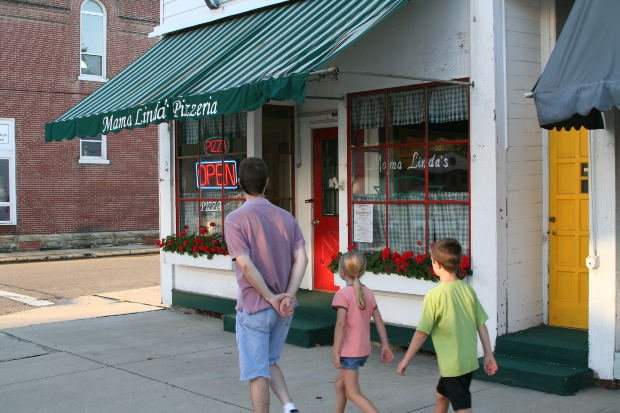 An article on "Kids Making Pizza at Home" could start with a photo of kids going out for pizza, to see how its made by the "pros."