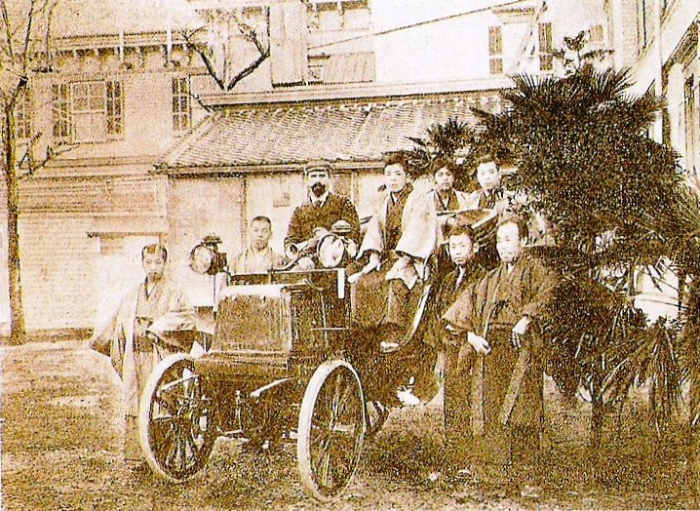 Photos and captions can provide background for articles/stories. This is a photo of the first automobile in Japan, a Panhard. Published in "La France Automobile" in 1898.