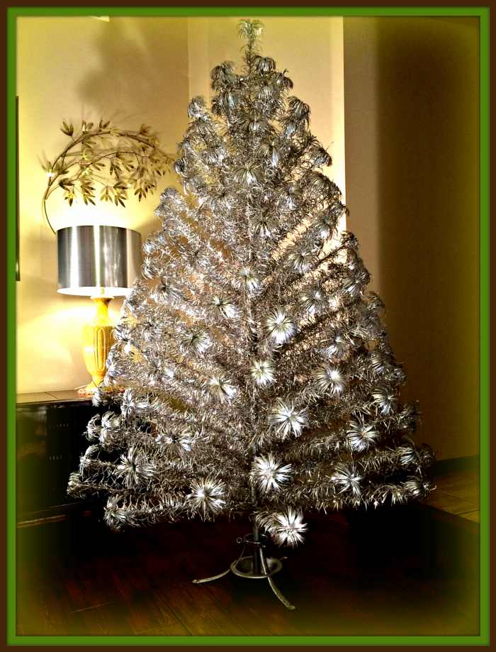 This is a beautiful vintage tree with 153 Pom Pom branches. The trunk of the tree is in 2 sections held together with a metal pin, it is painted silver.