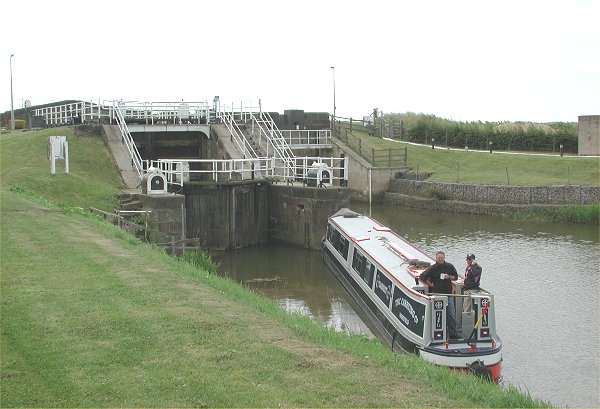Narrow boat awaits the lock gate opening at Humber Lock on the Market Weighton Canal