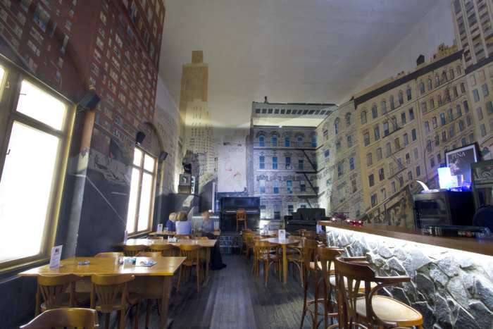 The huge, 360-degree illusion mural was created by Jean-Michel Verrett, covering the walls, the floor, and even the ceiling. The mural was created in 1992 based on the artist's own photo.