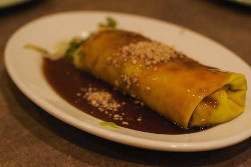 Lumpiang Sariwa - Fresh Spring Roll with Crush Peanut on Top (Photo courtesy by roland from Flickr.com)