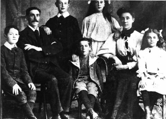 Mr and Mrs Goodwin and their 6 children died when the Titanic sank in 1912