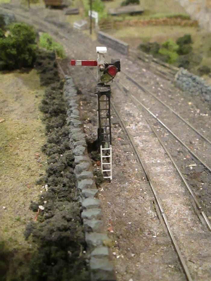 At the approach to the stone loader, this short-posted, capped lower quadrant signal guards the access to the running line before the junction