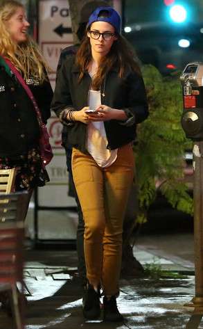 2/23/13 - Kristen Stewart still wearing the necklace Rob supposedly gave her. This was captured long before the tabloids were done talking trash. BTW, Kristen obviously dressed up for this papz op - she was TRYING to get the truth across to FANS.