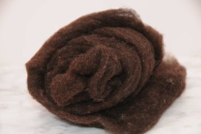 Pure carded wool waste, more suited to spinning than felting but it makes a useful filler for the apples. Unwashed pure wool can be used too.